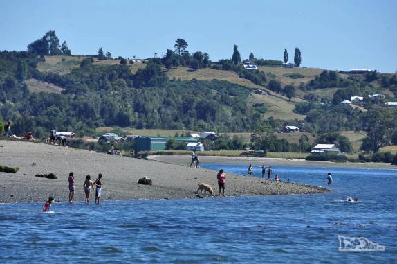 Praia concorrida em Isla Quichao, ao lado da ilha de Chiloé, no sul do Chile